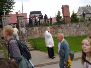 Wita nas wzruszony kustosz sanktuarium ks. St. Majkowski